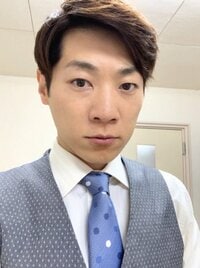 横山だいすけ、“七三分け”のスーツ姿で新ドラマのレギュラー出演を報告「ずっと言いたかった!!」