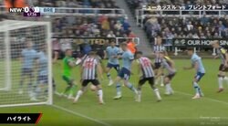 ファンも大混乱！一体、何が起こってる！？ サッカーの試合とは思えない“肉弾戦” ゴール前の密集地帯が大変な事態になっていた