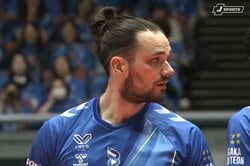 うわ、めっちゃ睨んでる！ 男子バレー、負けず嫌いすぎる選手の振る舞いが話題 強烈スパイクを止められ…