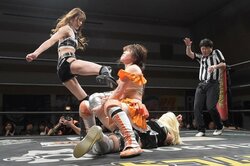 「あなたはゴミ箱を漁るカラス」沙希様＆アズサ、王座防衛戦と両国のW前哨戦で連勝をキープ　赤井沙希プロデュース興行のアピールも