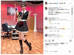 “役満ボディ雀士”岡田紗佳、超ミニでお祝い事を報告「いくらなんでも可愛すぎる」「可愛さも優勝！」