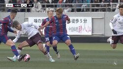 「エグい」「強すぎだろ！」大迫勇也、3人がかりの猛列ガチンコマークにフィジカルで打ち勝ちファウルを獲得！半端ないキープ力が炸裂した瞬間