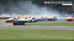 一体、何が？車がぶつかりまくる大混乱→突如順位を譲る“まさかの再スタート”にファン騒然「すごいショートカットw」