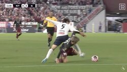 「なんでそうなる？」神戸・大迫vs柏・高嶺の激しいバトルが話題　絡まりあって転倒し喉仏を蹴られた大迫がファウル判定される展開に「2回潰してる」の声も