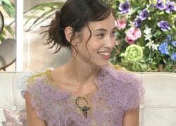 水原希子、恋人のピアニストと足を絡ませ合うラブラブ写真に鈴木愛理が衝撃「誰がどの足！？」
