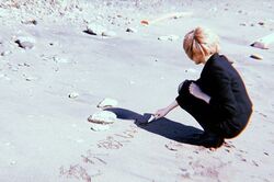 砂浜に歌詞をかくアユの後姿に、マサ「アユはぜってー俺がスターにする」と決意の投稿『Ｍ　愛すべき人がいて』