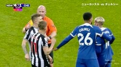 超レイトタックルにチェルシーFWブチギレ！ 敗戦濃厚の終盤に倒されイライラ…乱闘寸前の激昂ぶりに「よく収まったな」スタジアム騒然の瞬間