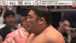 優勝をかけた一番で尊富士にアクシデント発生「これは大変なことになりました…」車椅子に乗って花道から引き揚げる事態にどよめき広がる