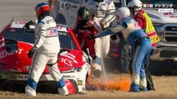 「燃えてる燃えてる」クラッシュ直後に思わぬハプニング 「早く出ないと」サーキット一時騒然、足で消火する荒業も