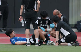 久保建英が足を痛め途中離脱のアクシデント…日本代表初日のトレーニングは1時間半を超す内容に