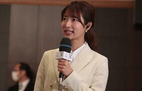 「三脚担ぐ女子アナいたんか笑」「これも日本代表チーム」テレ朝・安藤萌々アナがカタール現地取材の裏側を披露、内田篤人もお手伝い「道具持つ姿カッコイイ！」