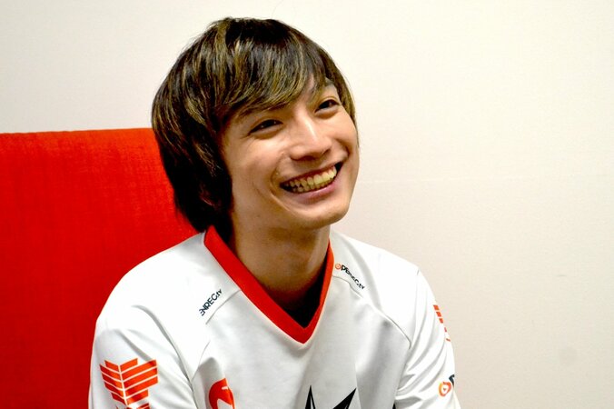 日本人初・賞金1億円獲得のプロゲーマーふぇぐ　1日10時間以上の練習も「終わりはない」溢れる探究心とゲーム愛 1枚目