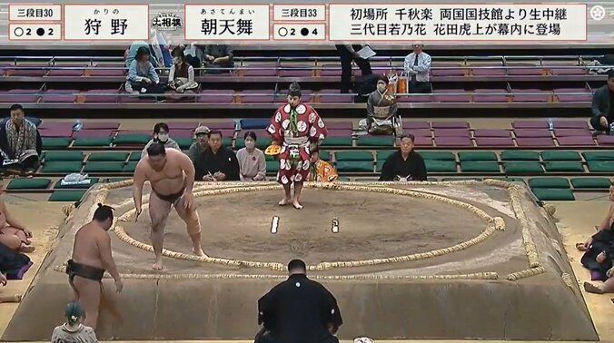 手を差し伸べる狩野