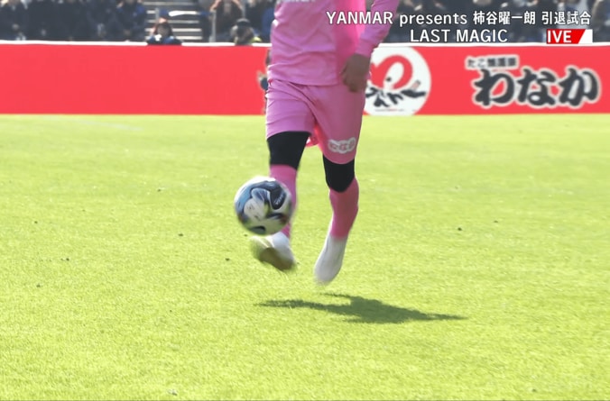 「プロでも難しい」乾貴士の“神トラップ”に衝撃！「ボールは友達」「天才かよ」走りながら足の甲でビタ止めした瞬間 3枚目