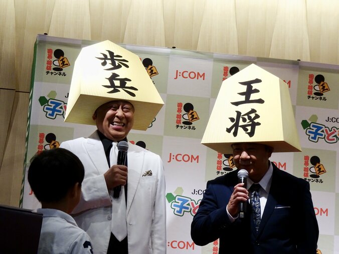 子どもたちの質問に答える錦鯉（長谷川雅紀＝左＝、渡辺隆）
