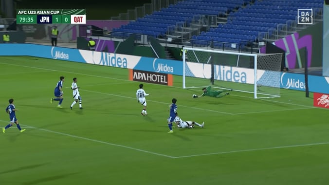 ファン騒然！日本代表10番が「別格だわ」「役者すぎました」佐藤龍之介がボール奪取→地を這うゴラッソの一部始終【U23アジアカップ】 4枚目