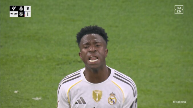 「めっちゃキレてる」ヴィニシウス、クラシコ途中交代に激昂！「明らかな不満顔」「気持ちはわかるけど抑えないと」監督に目もくれずロッカールームへ 5枚目