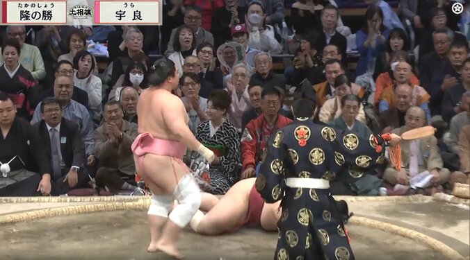 向正面にピンク色のセーターを着用した大村崑さん