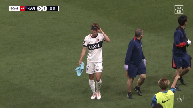 「今の出血量えぐい」「大丈夫か」激しい接触→頭部からの流血にスタジアム騒然「なんでヘッドギア脱いだんだ」再負傷のDFに心配の声 5枚目