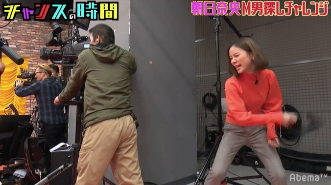 朝日奈央、10人以上の中からドM男を一目で見抜きムチでしばく「きったねぇ尻してんなぁ！」 1枚目