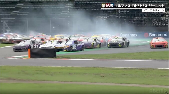 【写真・画像】「何台巻き込んだのでしょうか」濡れた路面で“大波乱” 「ブレーキと同時にシフトロックしちゃった感じ」放送席も騒然　1枚目