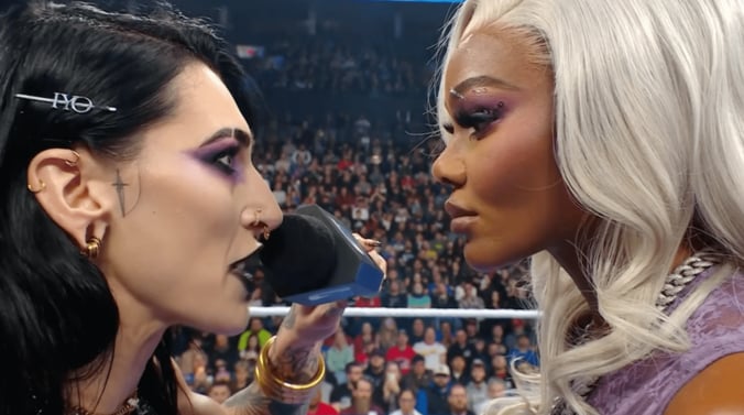 リア（写真左）のヘアピンに“IYO”の文字が