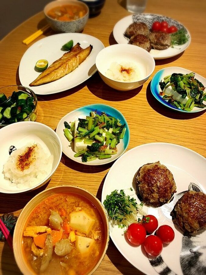 小川菜摘、夕食の献立を披露「やっぱりお家ご飯は落ち着く」 1枚目