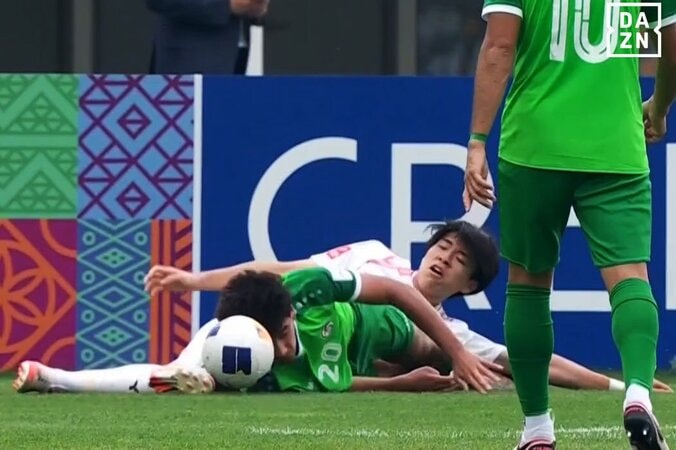 衝撃の執念！ 恐れ知らずの“頭ぶっ込み”に日本代表FWも唖然…「気持ちがすごい」まるで石崎くんだったシリアDFの超絶ガッツプレー【U20アジアカップ】 3枚目