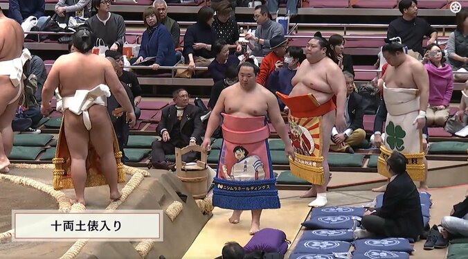 あれ、人気力士の化粧まわしに著名人のイラストが… 十両力士の腰には“世界的人気漫画”の人物も 初場所土俵入りで注目の一コマ 5枚目