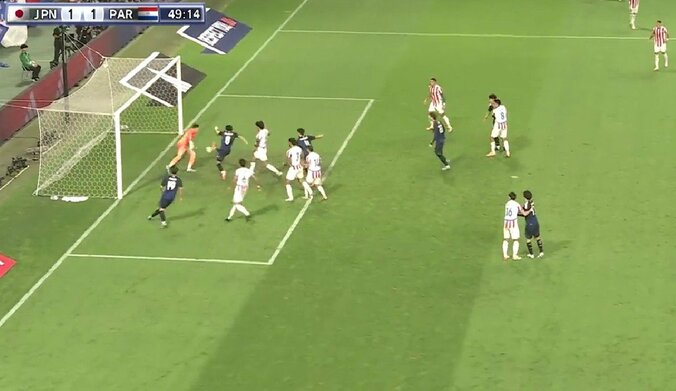 【映像】ヘッド空振り→足で押し込む粘りのシュート