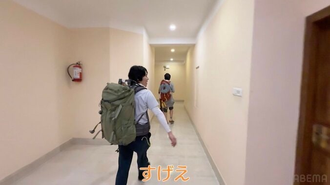 【写真・画像】令和ロマンくるま＆ひろゆき「完璧なホテルだ！」“1泊2000円”ブータンのホテルに大興奮　3枚目