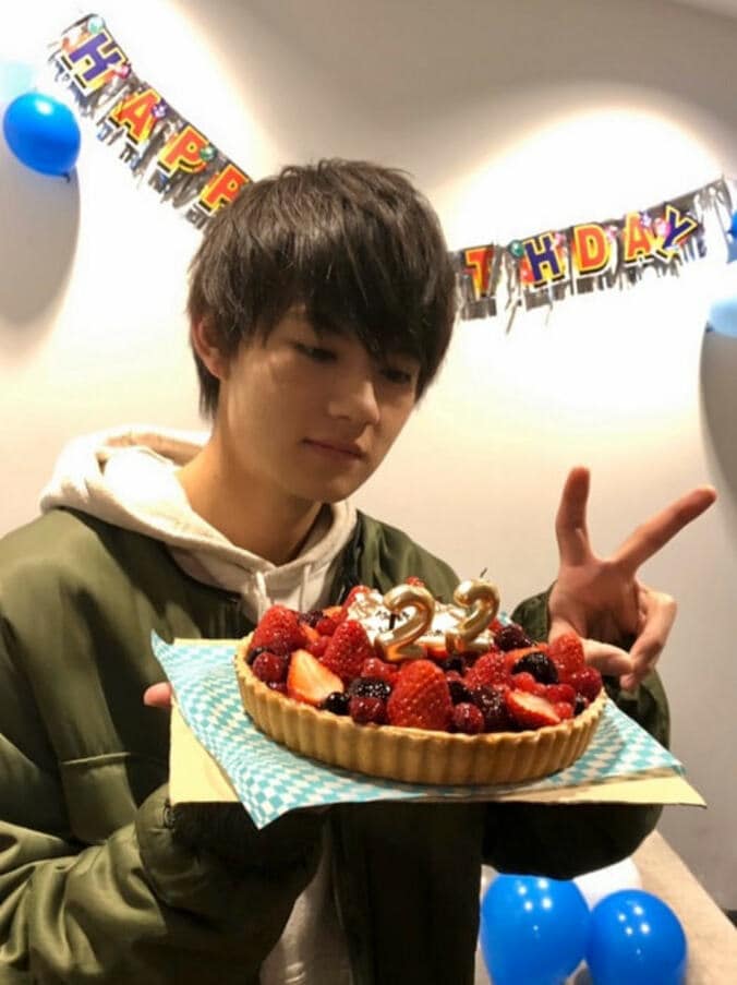 佐野勇斗、22歳の誕生日祝い「人生で一番多くの方がお祝いしてくれて」 1枚目