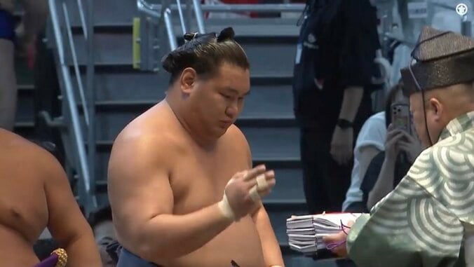 懸賞を受け取る豊昇龍