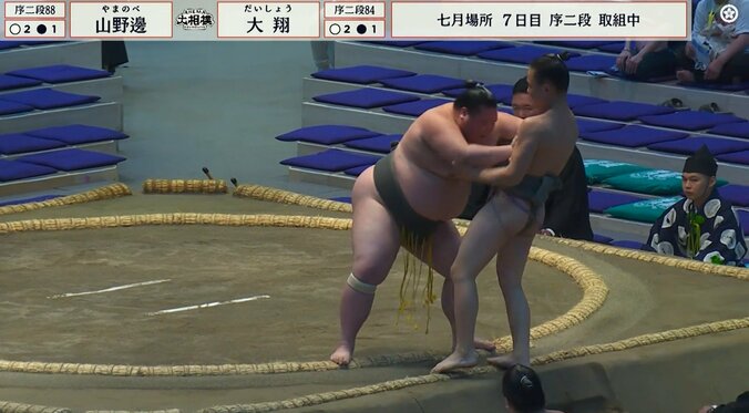 「ひどいダメ押し」「なにしとんねん」体重2倍差の取組で“あわや”の出来事に館内ため息「必要な指導」親方“ピシャリ”に納得の声 2枚目