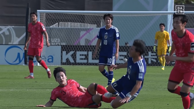 「韓国寄りの中東の笛か」日本代表MF、韓国MFの“足裏タックル”で悶絶…「あぶな」「カード出ないんかよ」まさかの判定にファン騒然【U23アジアカップ】 3枚目
