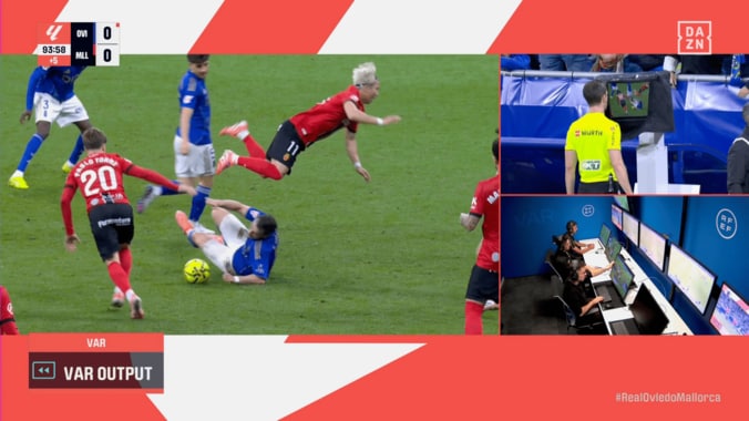 「蹴り上げてるやん！」日本代表FW、“足裏ダブルタックル”で吹っ飛ぶ…「危なすぎる」「怪我させるなよ」一発退場の相手FWにファン怒り 4枚目