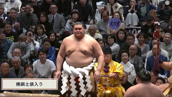 行司の背後に白着物姿の美人女優