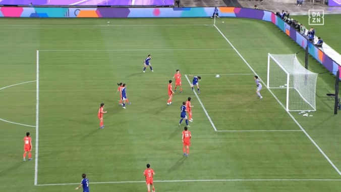 弾丸クロスを頭で合わせたがオフサイド判定に