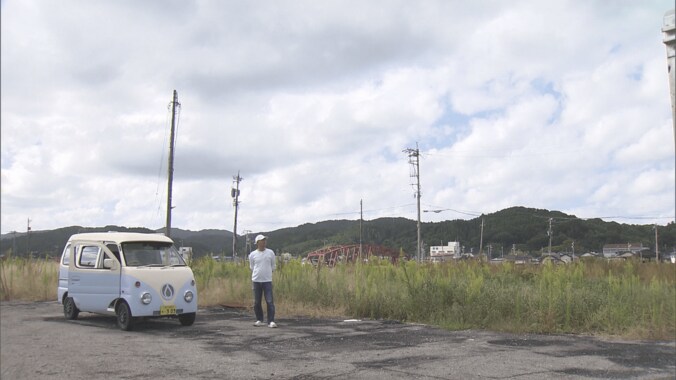 かつて自分の店があったエリアを眺める紙さん