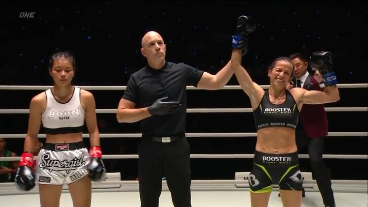 モデル女子ファイター、試合中の“不可解”行動が波紋！ 「笑えてない」「何があった？」驚きと心配の声相次ぐ