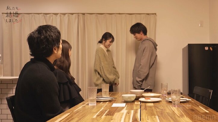 宅飲みでホロ酔いの瀬戸利樹、久保田悠来&貴島明日香の前で妻をグッと抱き寄せ…「愛してるよ」『私たち結婚しました4』第6話