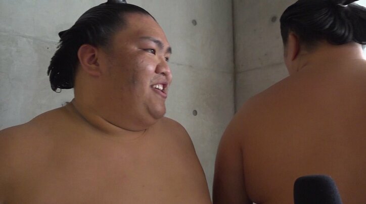 御嶽海のインタビューに玉鷲が乱入！　“玉鷲劇場”に御嶽海「はい、おかえり」と爆笑