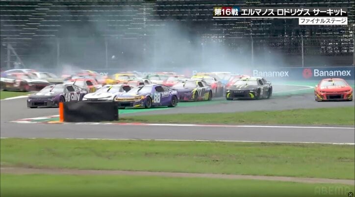 【写真・画像】「何台巻き込んだのでしょうか」濡れた路面で“大波乱” 「ブレーキと同時にシフトロックしちゃった感じ」放送席も騒然　1枚目