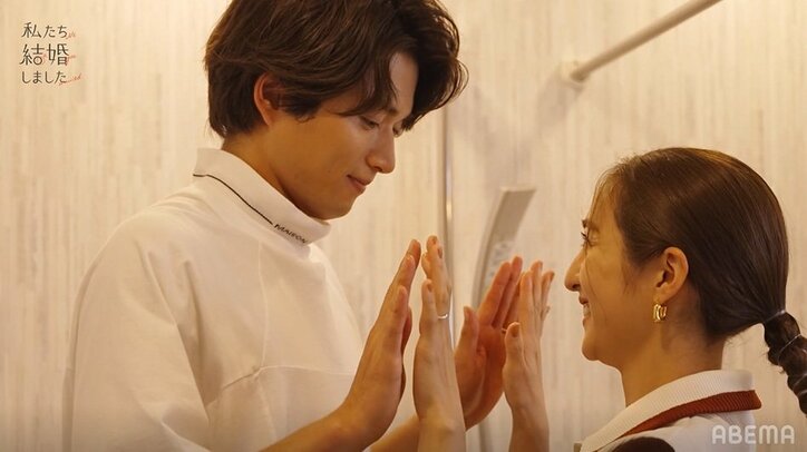 白洲迅&堀田茜、狭い空間で超密着！「抱きしめて！」スタジオ大興奮『私たち結婚しました』第8話
