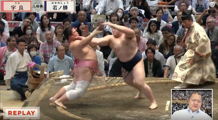 土俵際の宇良。ここからさらに大きく反る場面も