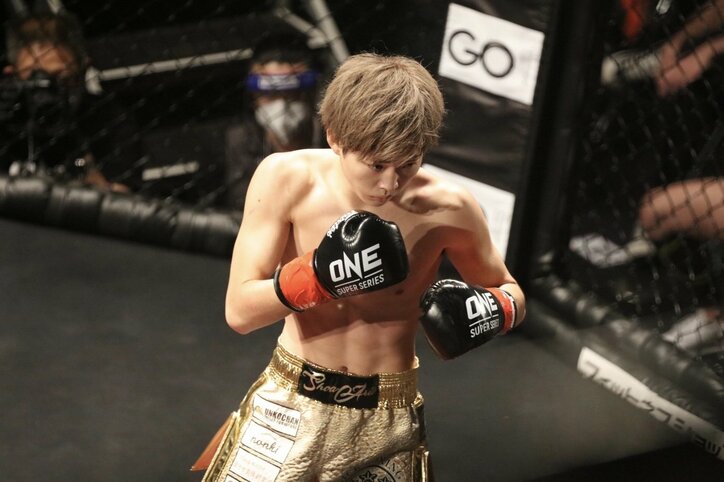 “しょあ”こと有井渚海が「Road to ONE 3rd」でTKO勝ち 観戦した恋ステメンバーが祝福