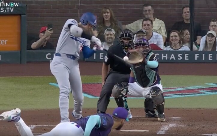 【写真・画像】球場騒然！大谷翔平、フルスイングで“まさかの光景”「なにこれ？w」「スゴすぎ」 ぐんぐん伸び続ける“高速打球”→外野手の頭上を爆速通過　1枚目