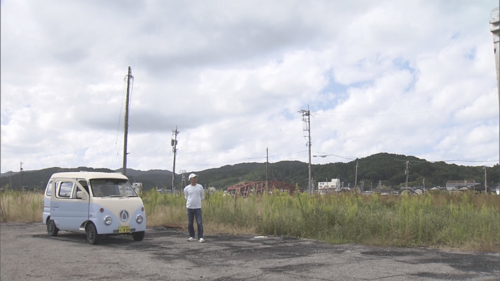 かつて自分の店があったエリアを眺める紙さん