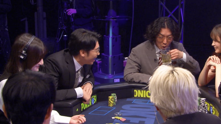 「なんで？」「関係ないだろ！」ニューヨーク嶋佐、芸能人ポーカー頂上決戦の緊迫シーンで衝撃行動「1杯だけ…」