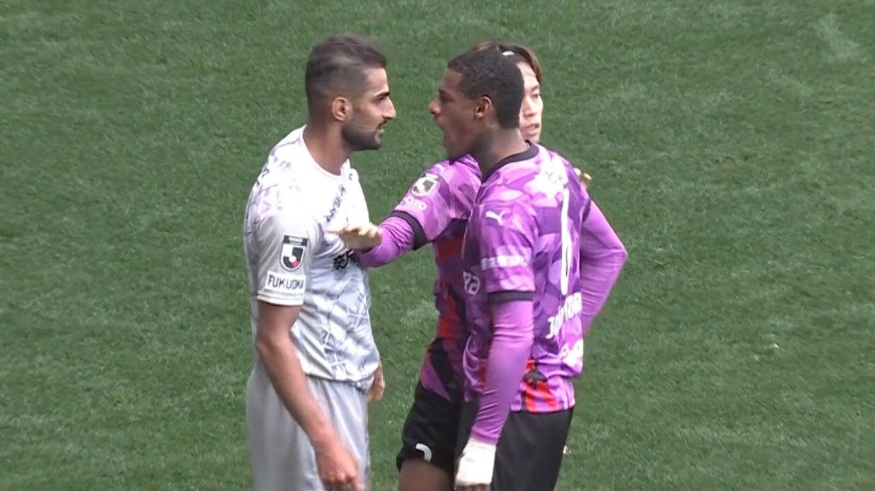 【映像】球際の攻防から一触即発の睨み合い